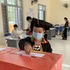 Cử tri dân tộc Si-La tại Điện Biên bỏ phiếu bầu cử. (Ảnh: Xuân Tiến/TTXVN)