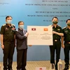 Lãnh đạo Bộ Tư lệnh Thủ đô Hà Nội trao hỗ trợ vật tư y tế cho Bộ Chỉ huy quân sự Thủ đô Vientiane. (Nguồn: hanoimoi.com.vn)
