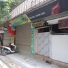 Các cửa hàng, quán cafe đã đóng cửa để phòng, chống COVID-19 ( ảnh chụp lúc 12h05). (Ảnh: Hoàng Hiếu/TTXVN)