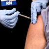 Tiêm chủng vaccine ngừa COVID-19 tại Los Angeles , Mỹ, ngày 18/12/2020. (Ảnh: THX/TTXVN)