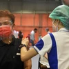 Nhân viên y tế tiêm vaccine ngừa COVID-19 cho người dân tại Bangkok, Thái Lan ngày 12/5/2021. (Ảnh: THX/TTXVN)