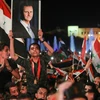Người dân đổ xuống đường phố thủ đô Damascus, vui mừng khi kết quả bầu cử cho thấy Tổng thống Syria Bashar al-Assad tái đắc cử nhiệm kỳ thứ 4, ngày 27/5/2021. (Ảnh: AFP/TTXVN)