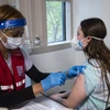 Nhân viên y tế tiêm vaccine ngừa COVID-19 cho người dân tại Virginia, Mỹ ngày 13/5/2021. (Ảnh: AFP/TTXVN)
