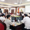 Biểu quyết thông qua Nghị quyết công bố danh sách những người trúng cử đại biểu HĐND tỉnh. (Ảnh: Nguyễn Chinh/TTXVN)