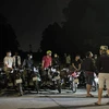 Hơn 20 thanh niên bị bắt giữ do đua xe tại Bình Dương đêm 5/6, nhiều người không đeo khẩu trang. (Ảnh: TTXVN phát)