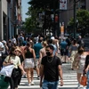 Người dân di chuyển trên một tuyến phố mua sắm ở New York, Mỹ ngày 7/6/2021. (Ảnh: AFP/TTXVN)