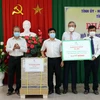 Các doanh nghiệp tỉnh Ninh Thuận ủng hộ kinh phí, vật chất phòng, chống dịch COVID-19. (Ảnh: Công Thử/TTXVN)