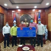 Đại diện chính quyền tỉnh Luang Namtha, Lào trao tặng tiền hỗ trợ 4 tỉnh của Việt Nam phòng chống dịch bệnh covid-19. (Ảnh: TTXVN phát)