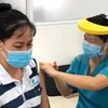 Tiêm chủng vaccine phòng COVID-19 cho công nhân tại Khu chế xuất Tân Thuận. (Ảnh: TTXVN phát)