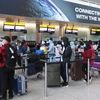 Các công dân Việt Nam xếp hàng chờ làm thủ tục lên máy bay về nước tại sân bay Heathrow, thủ đô London (Anh) tháng 7/2020. (Ảnh: Đình Thư/TTXVN)