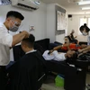 Hà Nội: Dịch vụ cắt tóc, gội đầu hút khách trong ngày đầu mở cửa lại