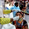 Nhân viên y tế lấy mẫu xét nghiệm COVID-19 cho người dân tại Hyderabad, Ấn Độ, ngày 3/5/2021. (Ảnh: THX/TTXVN)