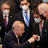 Tổng thống Mỹ Joe Biden (phải) và Tổng thống Thổ Nhĩ Kỳ Recep Tayyip Erdogan (trái) tại cuộc gặp bên lề Hội nghị thượng đỉnh NATO ở Brussels, Bỉ, ngày 14/6/2021. (Ảnh: AFP/TTXVN)