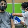 Nhân viên y tế tiêm vaccine phòng COVID-19 cho người dân tại Philippines, ngày 12/5/2021. (Ảnh: THX/TTXVN)