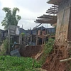 Sạt lở bờ Đông sông Châu Đốc tại ấp An Thạnh, thị trấn An Phú, huyện An Phú ngày 5/6/2021 với chiều dài 70m, ăn sâu vào đất liền 15m làm ảnh hưởng đến 6 căn nhà. (Ảnh: Thanh Sang- TTXVN)