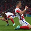 Hai lão tướng kỳ cựu của Croatia Ivan Perisic (phải) và Luka Modric mừng chiến thắng quan trọng của đội nhà trong trận đấu lượt cuối bảng D gặp Scotland. (Ảnh: AFP/TTXVN)