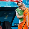 Cầu thủ Matthijs de Ligt (phải), đội Hà Lan rời sân sau khi nhận thẻ đỏ do dùng tay cản bóng trong trận đấu với CH Séc tại vòng 16 đội, Vòng chung kết EURO 2020. (Ảnh: AFP/TTXVN)