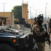 Cảnh sát chống khủng bố gác bên ngoài Đại sứ quán Mỹ ở thủ đô Baghdad, Iraq. (Ảnh: AFP/TTXVN)