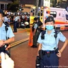 Cảnh sát Hong Kong tại hiện trường nơi một sỹ quan bị đâm dao. (Nguồn: DW)