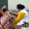 Nhân viên y tế tiêm vaccine ngừa COVID-19 tại Ấn Độ. (Ảnh: THX/TTXVN)
