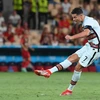 Pha sút bóng của tiền đạo Bồ Đào Nha Cristiano Ronaldo trong trận gặp tuyển Bỉ ở vòng 16 đội, chung kết EURO 2020 tại Seville, Tây Ban Nha ngày 27/6/2021. (Ảnh: AFP/TTXVN)