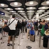 Hành khách chờ làm thủ tục tại sân bay Heathrow. (Nguồn: BBC) 