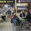 Người dân dùng bữa bên trong một trung tâm thương mại ở Richmond, British Columbia, Canada, ngày 26/5/2021. (Ảnh: THX/TTXVN)