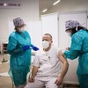 Nhân viên y tế tiêm vaccine ngừa COVID-19 tại Nitra, Slovakia. (Ảnh: AFP/TTXVN)