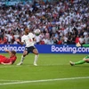 Tiền đạo Anh Raheem Sterling (giữa) đột phá khung thành tuyển Đan Mạch trong trận bán kết EURO 2020 ở Wembley (Anh) ngày 7/7/2021. (Ảnh: AFP/TTXVN)