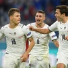 Pha ăn mừng bàn thắng mở tỷ số của tiền vệ Italy Nicolo Barella (trái) trong trận tứ kết EURO 2020 gặp tuyển Bỉ ở Munich, Đức ngày 2/7/2021. (Ảnh: AFP/TTXVN)