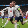 Tiền đạo Anh Harry Kane (phải) chia vui cùng đồng đội khi thắng tuyển Đan Mạch trong trận bán kết EURO 2020 ở Wembley (Anh) ngày 7/7/2021. (Ảnh: AFP/TTXVN)