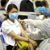 Người lao động Thành phố Hồ Chí Minh được tiêm vaccine phòng COVID-19. (Ảnh: Thanh Vũ/TTXVN)