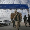 Một người đàn ông chở hàng ở biên giới Pakistan-Afghanistan tại Chaman ngày 28/11/2011. (Nguồn: Reuters)