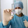 Một nhân viên y tế cầm một lọ vaccine COVID-19 trong một trung tâm tiêm chủng ở Rome, Italy ngày 23/2. (Nguồn: Reuters)