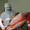Nhân viên y tế chuyển bệnh nhân COVID-19 tới bệnh viện ở Jakarta, Indonesia ngày 9/7/2021. (Ảnh: THX/TTXVN)