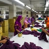 Công nhân may làm việc tại một nhà máy ở ngoại ô Dhaka, Bangladesh, ngày 18/6/2020. (Ảnh: AFP/TTXVN)