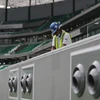 Một công nhân làm vệ sinh phía trên các lỗ thông gió điều hòa không khí tại Sân vận động Giáo dục Qatar, một trong những sân vận động World Cup 2022, ở Doha, Qatar. (Nguồn: AFP)