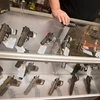 Một cửa hàng bán súng ngắn tại Bridgeton, Missouri, Mỹ. (Ảnh: AFP/TTXVN)