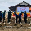 Ban tổ chức Đoàn Thanh niên tỉnh Quảng Trị khởi công xây dựng nhà tình nghĩa cho các cựu Thanh niên xung phong có hoàn cảnh khó khăn. (Ảnh: Hồ Cầu/TTXVN)