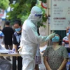 Lực lượng y tế quận Hai Bà Trưng, Hà Nội lấy mẫu xét nghiệm cho người dân phố Tô Hiến Thành. (Ảnh: Hoàng Hiếu/TTXVN)