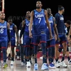 Ngôi sao NBA Kevin Durant (áo số 7) bước ra sân cùng các đồng đội sau thất bại trước đội tuyển Pháp.(Nguồn: AFP)
