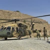 Binh sỹ Afghanistan lên trực thăng Black Hawk để làm nhiệm vụ tại Kajaki, tỉnh Helmand. (Ảnh: AFP/TTXVN)