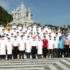 Lãnh đạo tỉnh Hà Giang và các đơn vị, địa phương chụp ảnh lưu niệm với các y, bác sỹ lên đường hỗ trợ Thành phố Hồ Chí Minh chống dịch. (Ảnh: Minh Tâm/TTXVN)