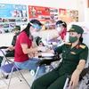 Các cán bộ, chiến sỹ, học viên trường Sỹ quan Kỹ thuật Quân sự Thành phố Hồ Chí Minh tham gia tình nguyện hiến máu nhân đạo. (Ảnh: Xuân Khu/TTXVN)