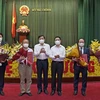 Phó Thủ tướng Lê Minh Khái (thứ ba từ trái sang) và Bộ trưởng Hồ Đức Phớc (thứ tư từ trái sang) chụp ảnh với hai Thứ trưởng nhận quyết định nghỉ hưu và hai tân Thứ trưởng. (Nguồn: thoibaotaichinhvietnam.vn)