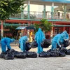 Cán bộ, chiến sỹ Hải quân vùng 2 thu gom và khử khuẩn rác thải từ các phòng cách ly. (Nguồn: baohaiquanvietnam.vn)