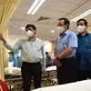 Bộ trưởng Bộ Y tế Nguyễn Thanh Long (trái) khảo sát tại Bệnh viện Quốc tế City, quận Bình Tân. (Nguồn: tuoitre.vn)