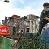 [Photo] Hà Nội: Lập hàng rào dây thép gai tại khu vực phong tỏa