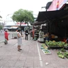 Người dân đi chợ cần đảm bảo các quy định về phòng, chống dịch COVID-19. (ảnh chụp sáng 30/7/2021 tại chợ Gia Lâm, quận Long Biên). (Ảnh: Minh Quyết/TTXVN)
