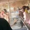 Đoạn video được đăng trên Twitter cho thấy những kẻ quá khích đang phá hoại một ngôi đền Ganesh ở quận Rahim Yar Khan, thành phố Bhong của Pakistan. (Nguồn: thehindu.com)